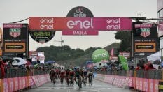 Giro d'Italia, bis di Bennett: Yates resta in rosa